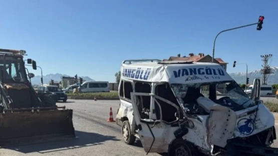 Yüksekova’da minibüs ile kamyon çarpıştı: 3 ölü