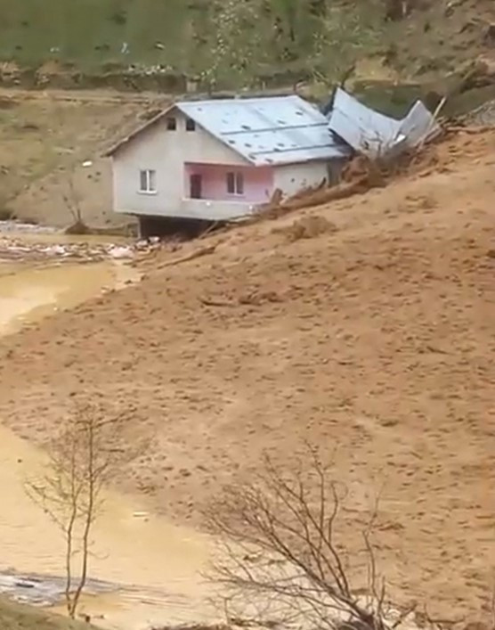 Trabzon'da heyelan: 3 ev toprak altında kaldı - Resim : 2