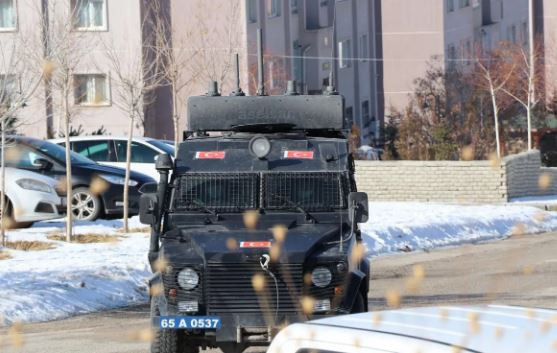 Mutasyonlu virüs görülen evin önünde TOMA bekliyor - Resim : 1