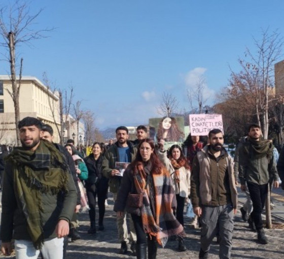 Öğrenciler Gülistan Doku ve Rojin Kabaiş için yürüdü