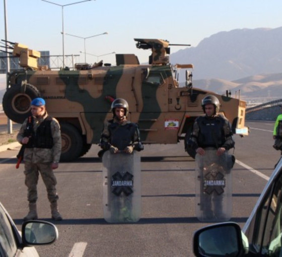 Sınırda bekleyiş sürüyor... Emniyet müdüründen heyete: 'Ankara’dan haber bekliyoruz'