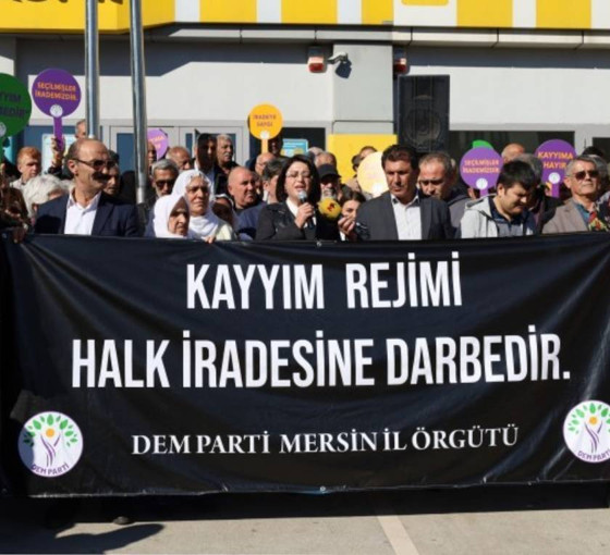 Akdeniz Belediyesi önünde kayyım protestosu: 'Kimse pes etmemizi beklemesin'