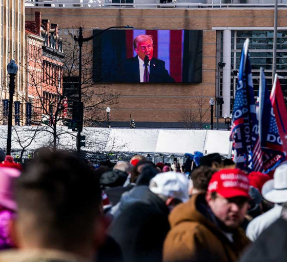 Trump'tan ilk icraatler: Biden dönemine iptaller yağdı, kongre baskınına karışanlara af çıktı