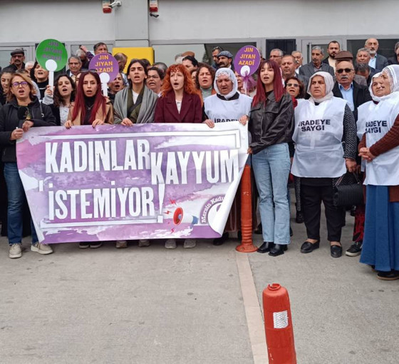 Kadınlar Akdeniz Belediyesi önünde eylemde: 'Kayyım gasptır, meşru değildir'