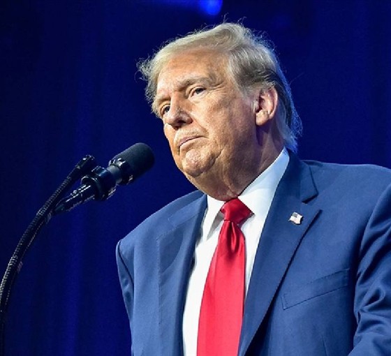 Trump, transların orduya katılmasını engelleyen kararnameyi imzaladı