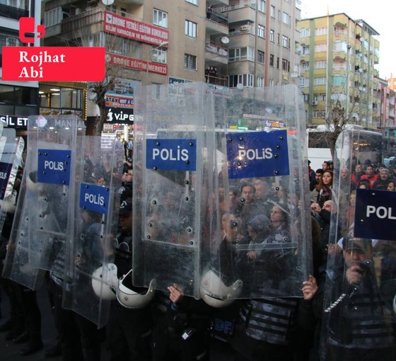 Diyarbakır'da gazeteciler tutuklamaları protesto etti: Halkın sesi olmaya devam edeceğiz