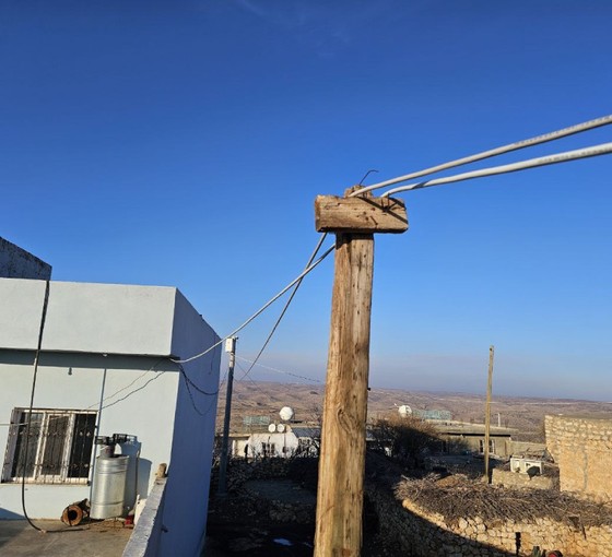 Mardin'de DEDAŞ'ın evlerin üzerinden geçirdiği kablolar tehlike saçıyor