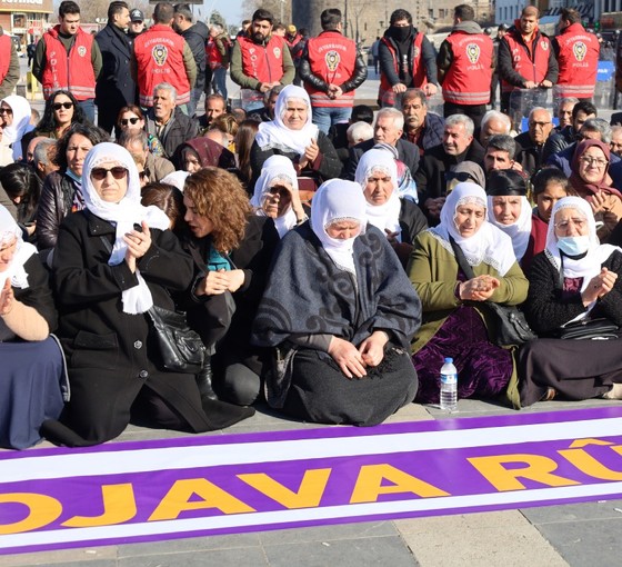 Rojava'ya saldırılar Diyarbakır'da protesto edildi: 'Kobanê direnişi yenilmezdir'