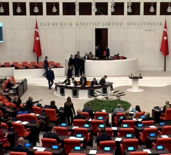 DEM Partili vekillerden Meclis'te kayyım protestosu