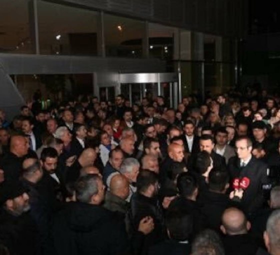 Halk TV binası önünde gazetecilere destek: 'Baskılar bizi yıldıramaz'