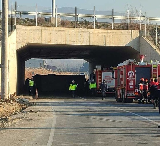 Denizli'de işçileri taşıyan midibüs devrildi: 4 ölü