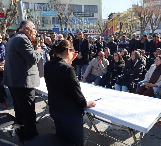 Seçilmişler binaya alınmadı: Siirt Belediyesi Meclisi belediye önünde toplandı