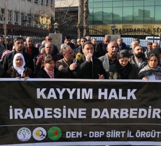 Siirt'te kayyım protestosu: 'Belediye binasını karakola çevirdiler'