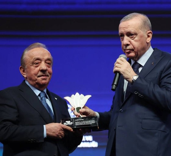 Erdoğan, deprem anmasında Cengiz ve Kalyon'a plaket verdi