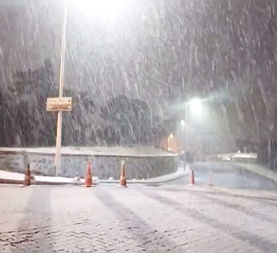 İstanbul'da kar yağışı, aralıklarla devam ediyor