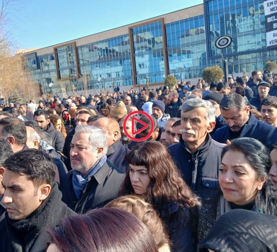 Halk belediye önünde: Van Belediyesi önüne nöbet çadırı kuruldu