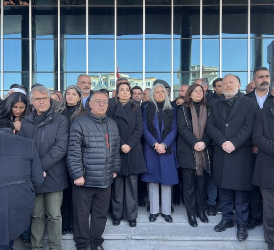 Hatimoğulları, Van'daki kitlesel eylemde konuştu: Ey Erdoğan karar ver; barış mı operasyon mu?
