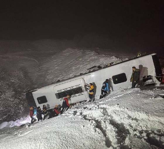 Bingöl'de yolcu otobüsü şarampole devrildi: 5 ölü, 38 yaralı