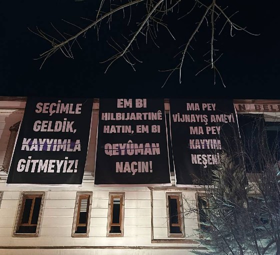 Karakoçan Belediyesi’ne abluka: Polis 'Seçimle geldik kayyımla gitmeyiz' pankartını indirdi