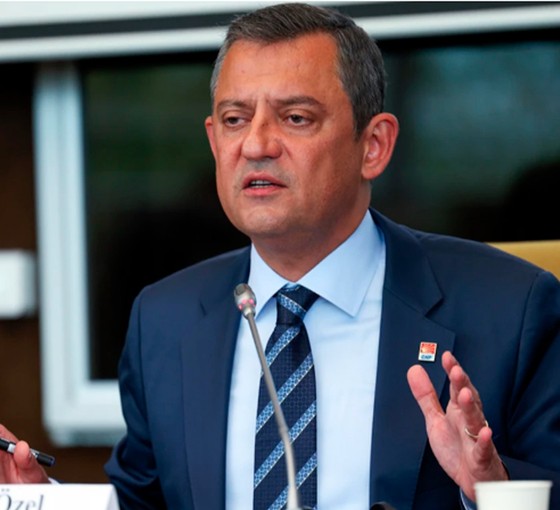 Özel'den kayyım tepkisi: 'Erdoğan, Evren'in darbeci geleneğini devam ettirmektedir'