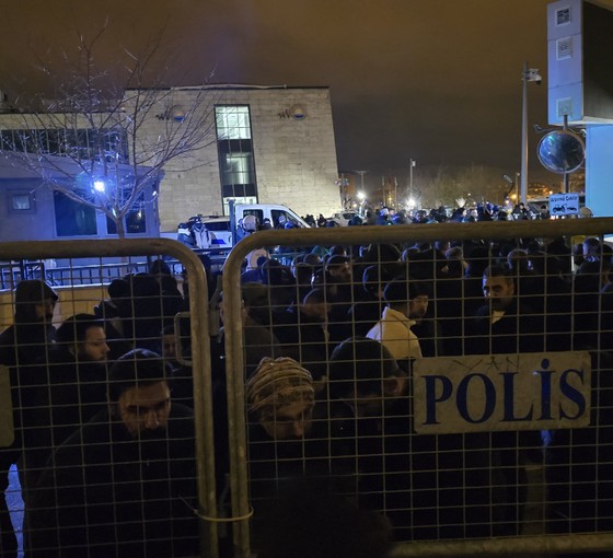 Van'da protesto başladı: Polisler kayyımın borç tablosunu indirdi