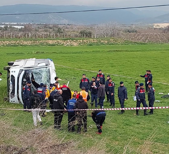 Denizli'de öğrenci servisi kaza yaptı: 2 ölü, 26 yaralı