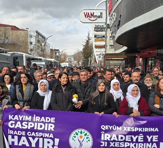 Van'da kayyım protestosu... Ayla Akat Ata: Kayyım atamalarıyla demokratik çözüm iddiasının önüne geçemezsiniz