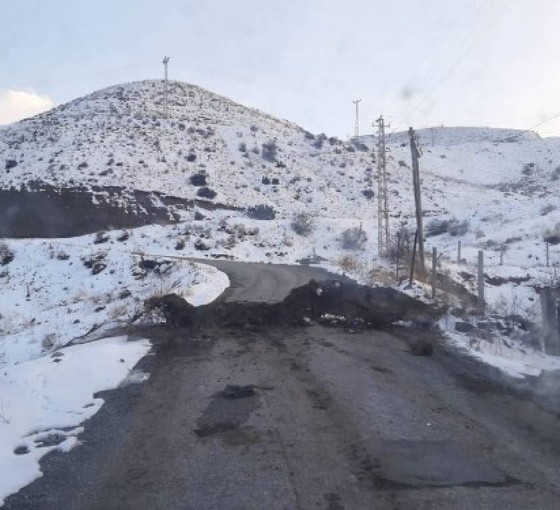 Kağızman'da yollar polisler tarafından toprakla kapatıldı