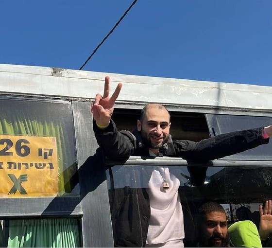 İsrailli rehine Hamas savaşçısını alnından öpünce: Netanyahu Filistinli esirleri bırakmayı durdurdu