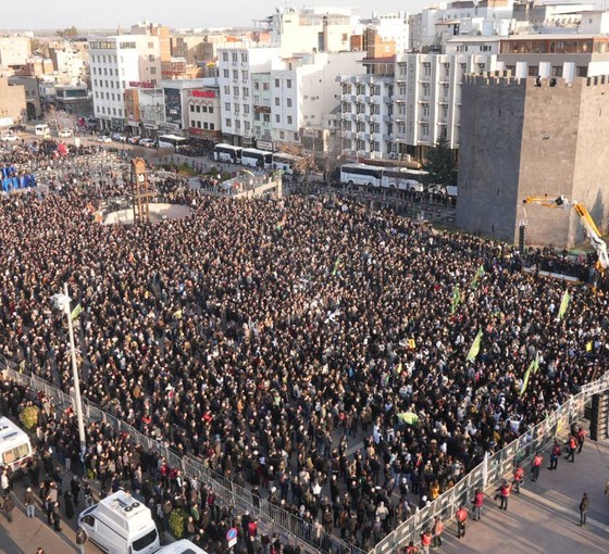 Öcalan'ın açıklaması: Bölge kentlerinden binler Diyarbakır'a akın etti