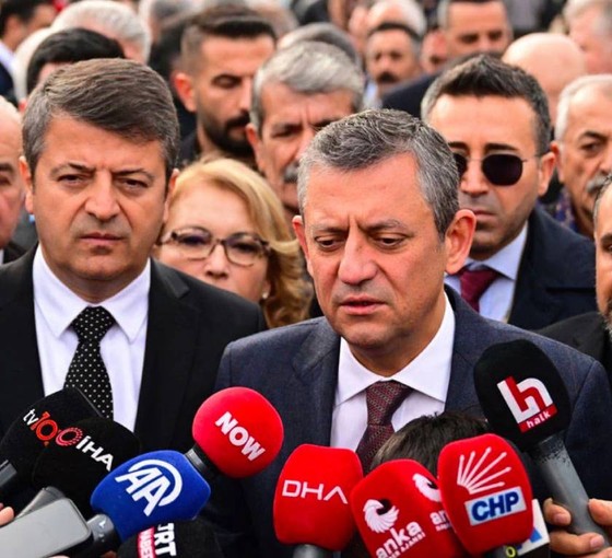 Özgür Özel, Beykoz Belediyesi önünde: 'Erdoğan kendi sözünün yankısıyla uyuyamıyor'