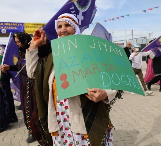 Meydanlarda 'Jin jiyan azadî' sloganları