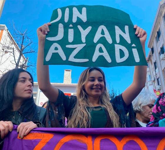Kadınlar ‘Jin jiyan azadî’ sloganıyla Kadıköy'de toplandılar