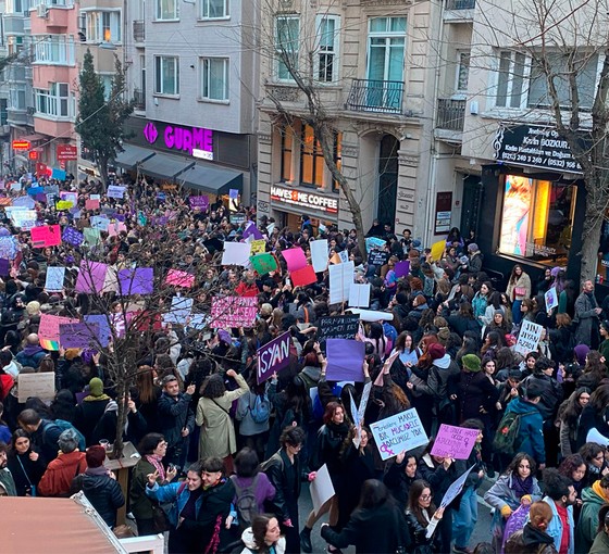 Yasak ve barikata rağmen Feminist Gece Yürüyüşü yapıldı