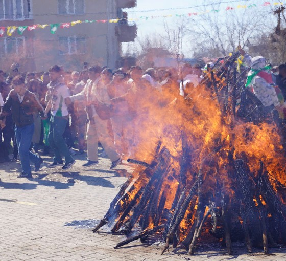 İlk Newroz ateşi Lice'de yakıldı