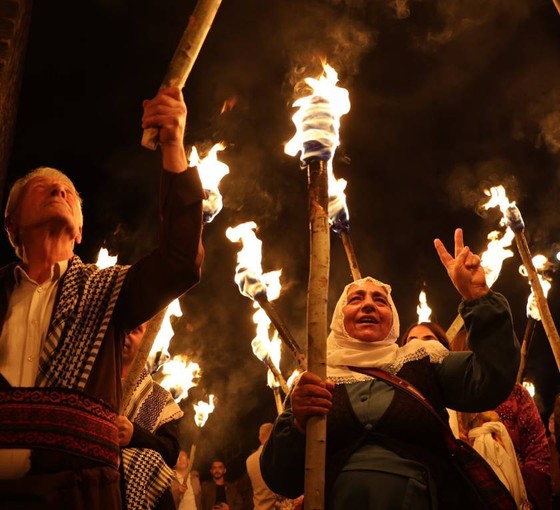Diyarbakır surlarında meşaleli Newroz kutlaması