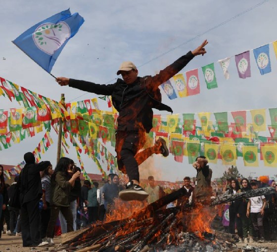 12 ayrı merkezde Newroz ateşleri yakıldı