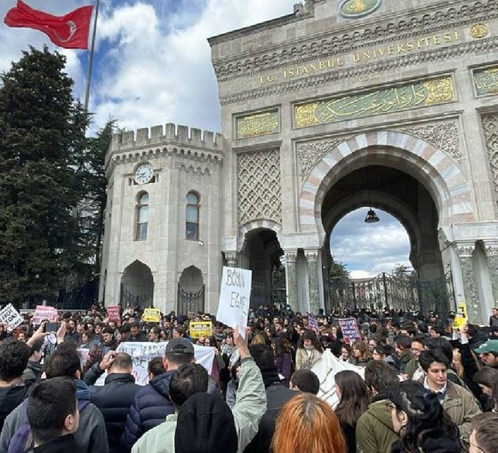 İstanbul Üniversitesi'nde İmamoğlu'na destek eylemi