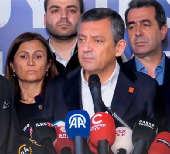 Özgür Özel Saraçhane'de konuştu: 'Demokrasi treninden inip darbecilerin saflarına katıldılar