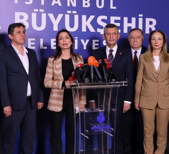 DEM Parti'den İBB'ye ziyaret... Hatimoğulları: Bu süreci toplumsal barışa sabotaj olarak görüyoruz