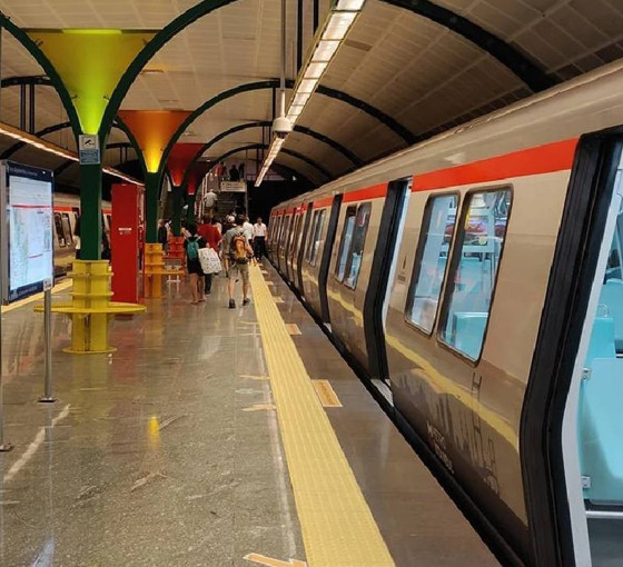 CHP mitingi öncesi Beyoğlu'nda metro çıkışları kapatıldı