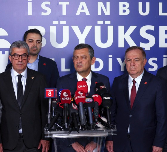 Özgür Özel: Bu gece her yerdeyiz. Çağlayan ise Çağlayan, Vatan ise Vatan, çok kötülük olursa Taksim...