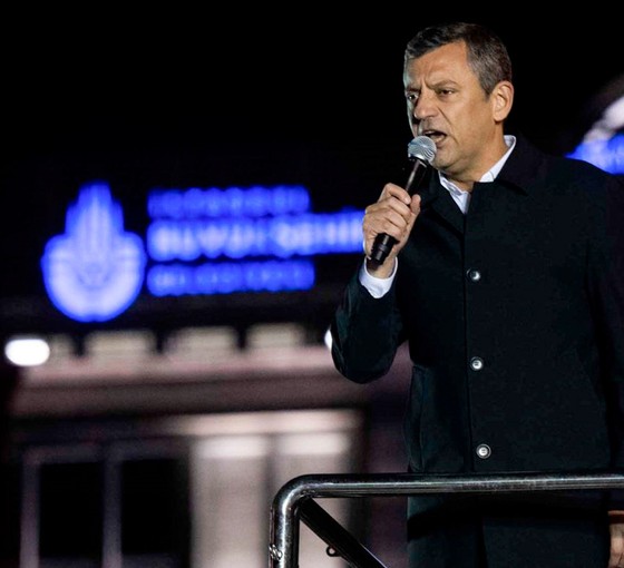 Özgür Özel'den valiye: Eğer bir gencime bu gece cop vurursan senin alnını karışlamayan namerttir