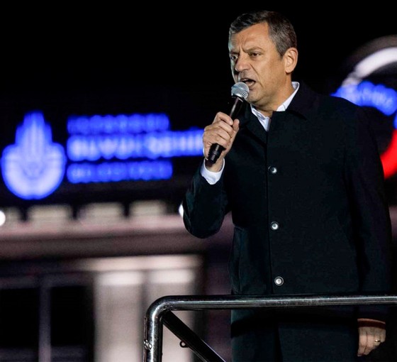 Özgür Özel Saraçhane'de konuştu: 'Bu akşam burada, İstanbul’da bir tarih yazılacak'