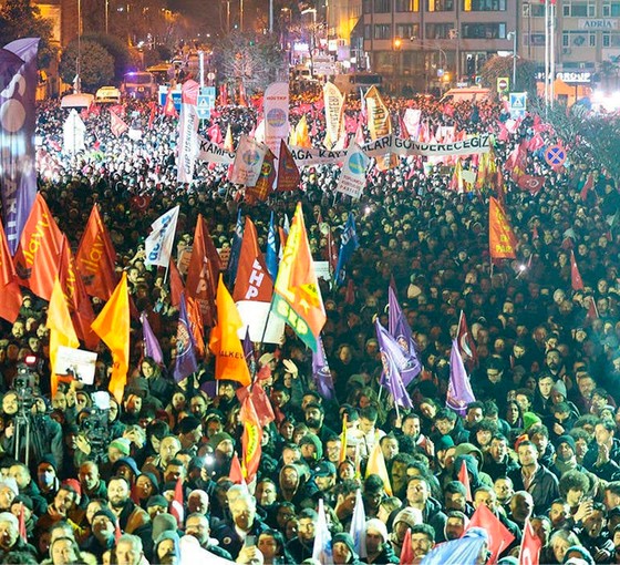İstanbul ve İzmir'de ev baskınları: Çok sayıda kişi gözaltına alındı