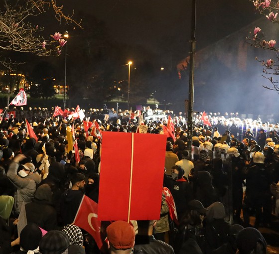 Çok sayıda kentte ev baskınları: Gözaltılar var