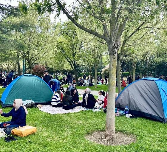 İstanbul'da art arda depremler: Halk sokaklara çıktı