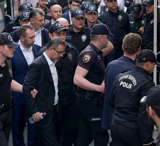 CHP'li 5 belediye başkanı görevden uzaklaştırıldı