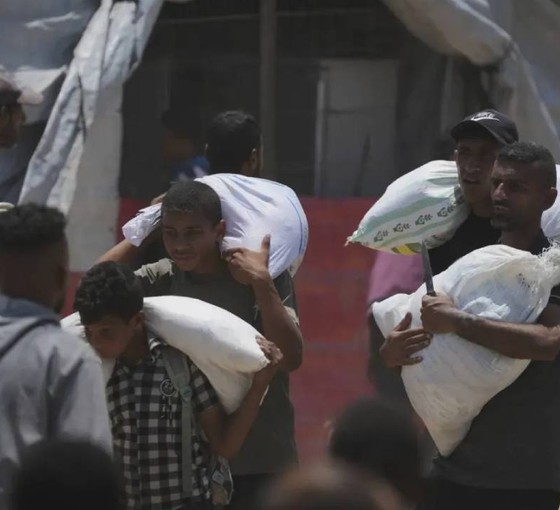 İsrail, Refah'ta yardım dağıtımı sırasında 8 kişiyi öldürdü