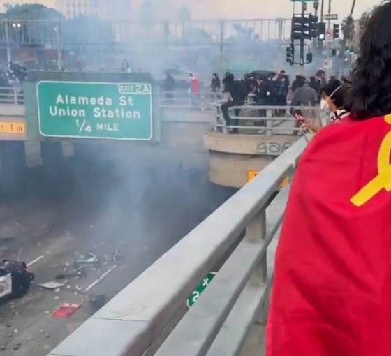 Sokağa çıkma yasağının ardından yüzlerce ABD Deniz Piyadesi Los Angeles’a geldi